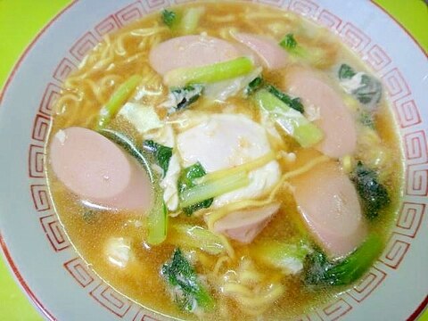 魚肉ソーセージとターサイの味噌ラーメン